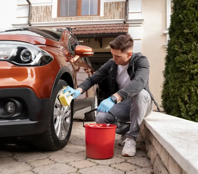 Lavage auto à domicile Fontenay-sur-Loing : professionnel intervenant sur un véhicule